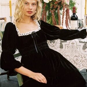 ISO SMALL BLACK VELVET ADELIA CHRISTY DAWN